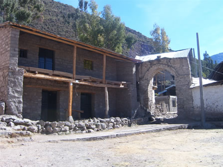 ARCO DE ESTILO COLONIAL JUNTO A LA CASA EN LA PLAZA PRINCIPAL