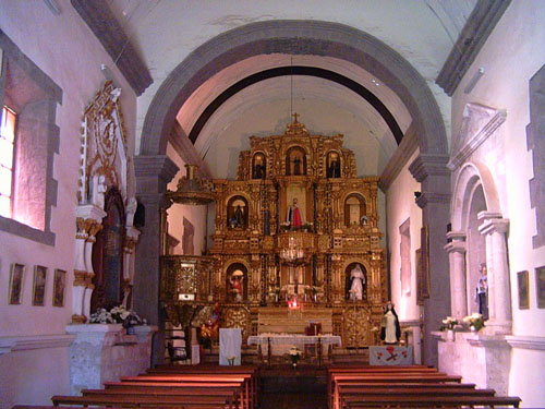 ALTAR MAYOR EN LA IGLESIA DE COTAHUASI
